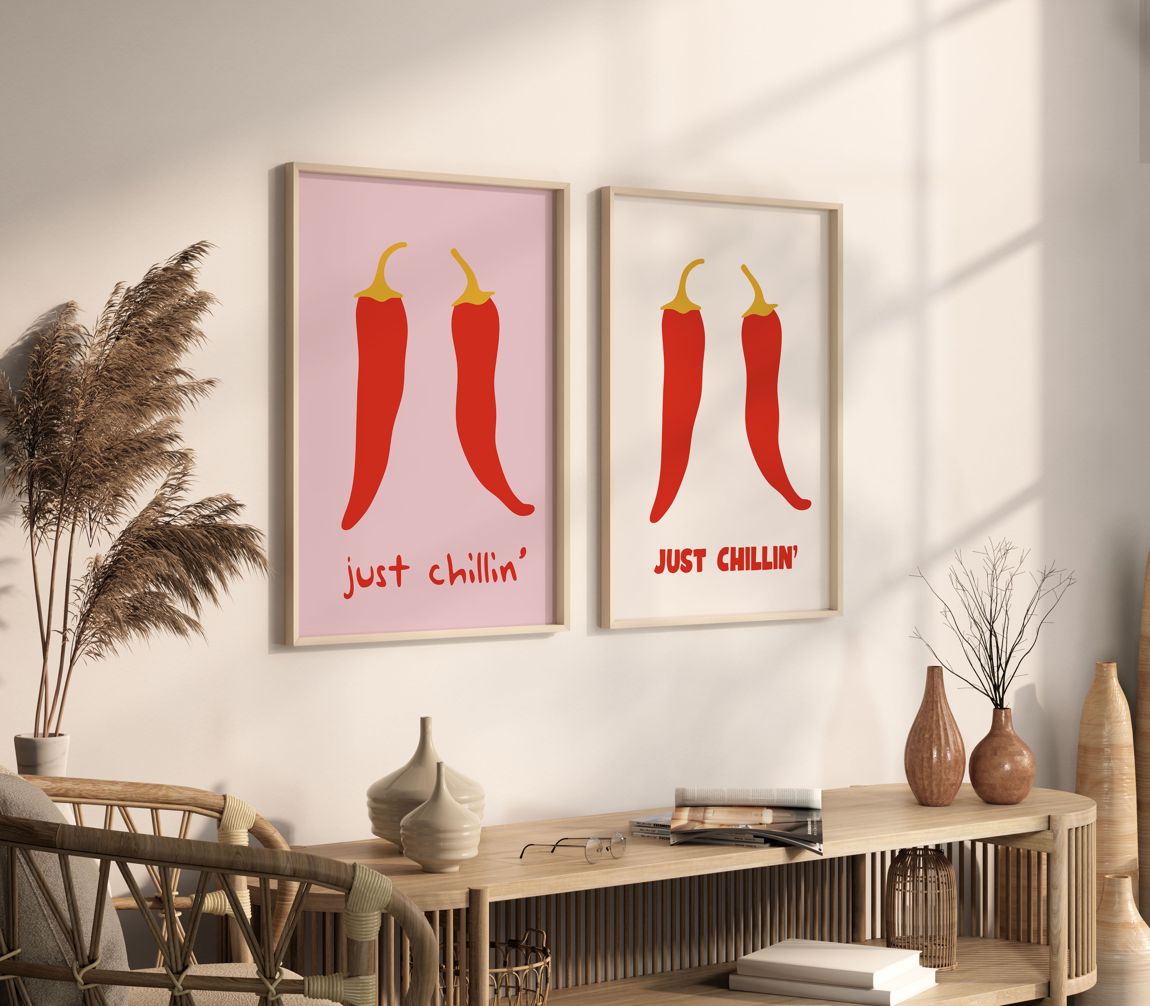 Just Chillin’ Biber Poster Seti (2 Versiyon) – Fiziksel Baskı, Mizahi Mutfak Dekoru