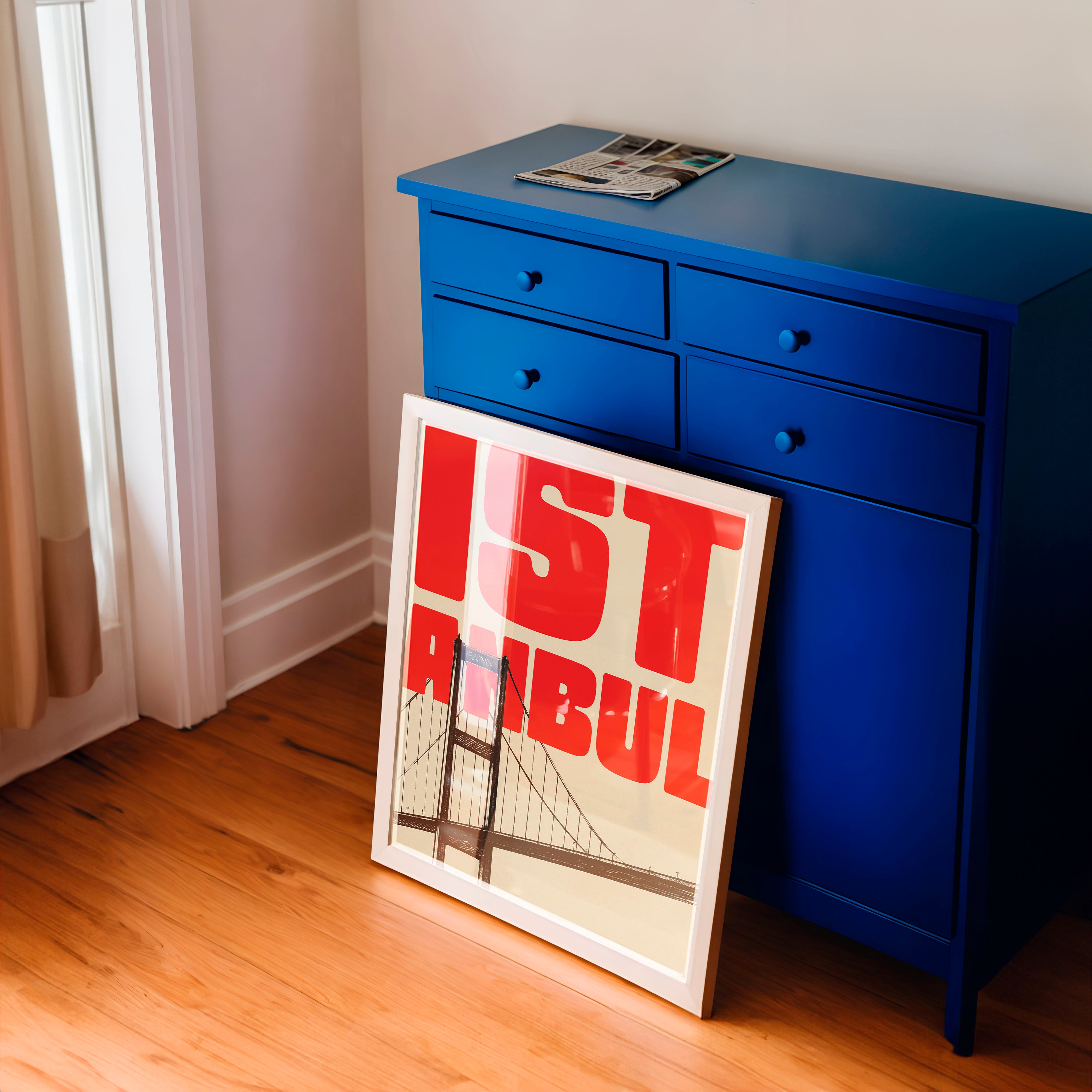 İstanbul Tipografi Poster – Kırmızı Yazılı Modern Duvar Dekoru, Boğaz Köprüsü Çizimli