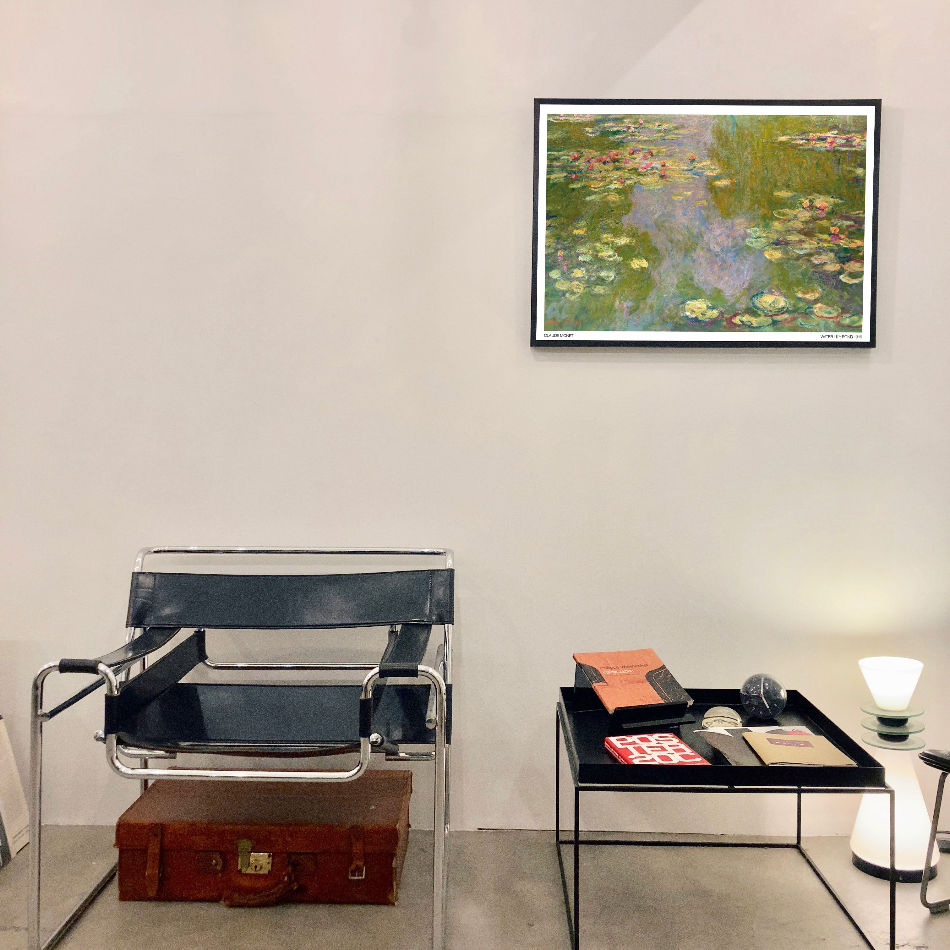 Minimalist beyaz duvar üzerinde asılı Claude Monet 1919 Water Lily Pond duvar sanatı