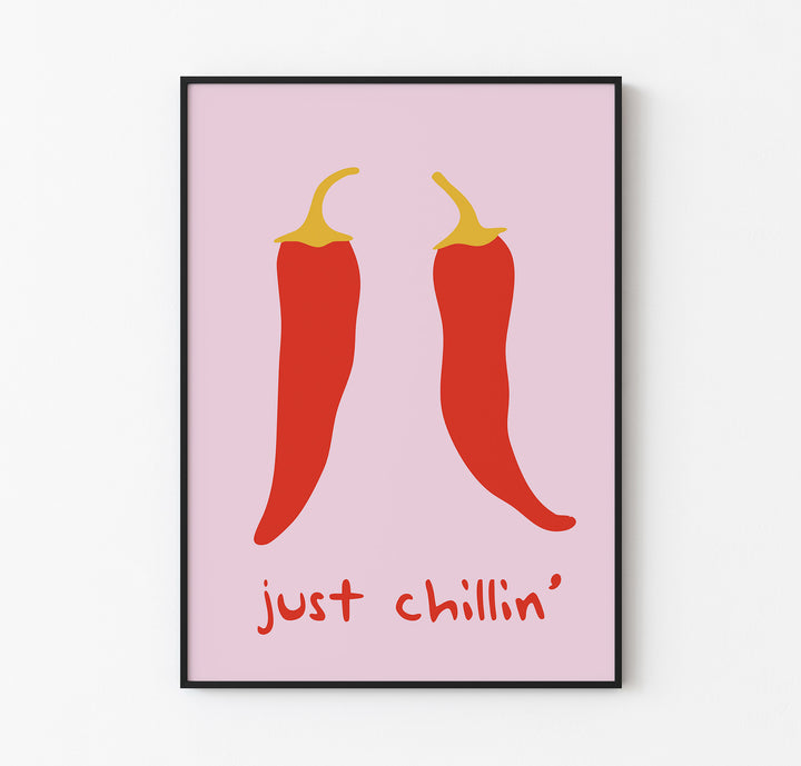Just Chillin’ Biber Poster Seti (2 Versiyon) – Fiziksel Baskı, Mizahi Mutfak Dekoru