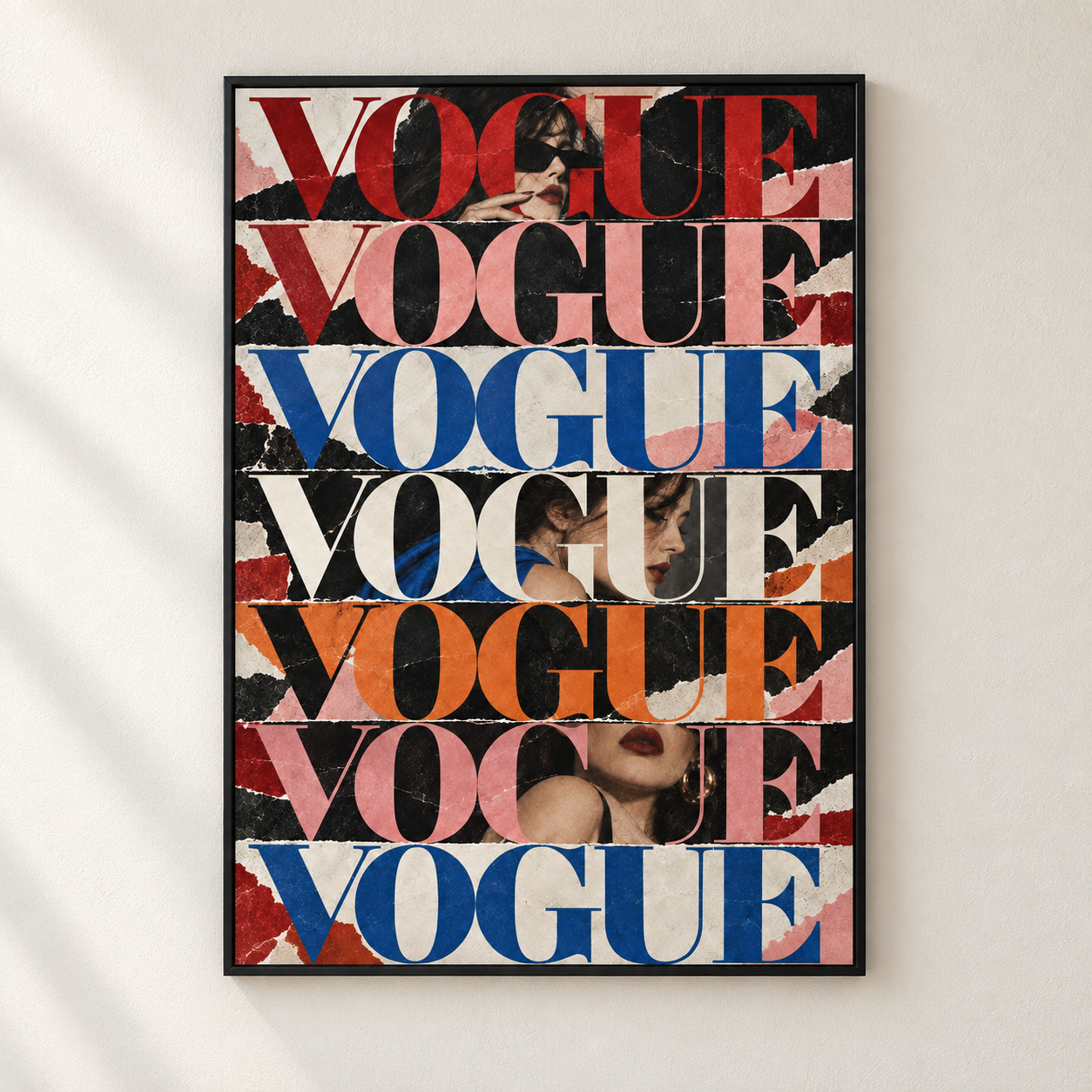 VOGUE moda kolajı posterinin açık renk duvarda ince siyah çerçeveli minimal dekorasyon görseli.